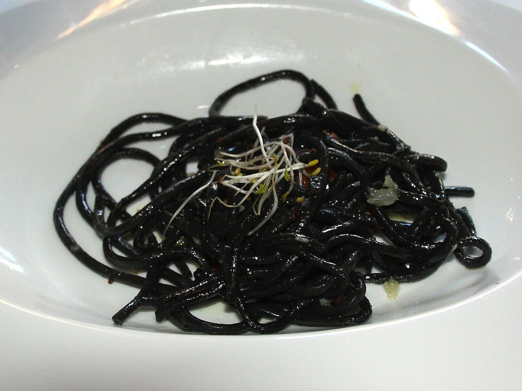 Espagueti negro con rebozuelos