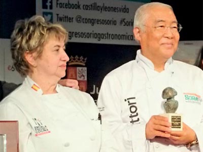 Fátima Pérez Andrés junto a Yukio Hattori, premio Amanita 2014.